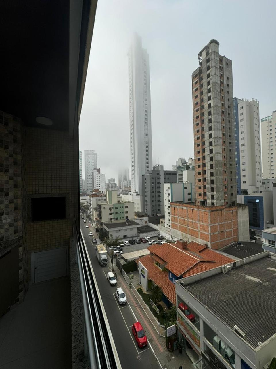 Apartamento Bc Apto Com 1 Mais 02 Quartos,cozinha, Lavanderia, Sala De Estar E Jantar , Sacada Com Churrasqueira A Carvao E Duas Garagens Privativas