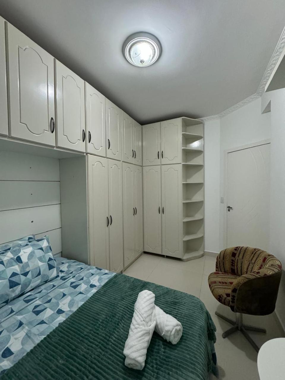 Bc Apto Com 1 Mais 02 Quartos,cozinha, Lavanderia, Sala De Estar E Jantar , Sacada Com Churrasqueira A Carvao E Duas Garagens Privativas
